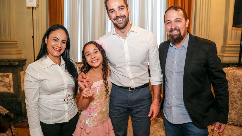 PORTO ALEGRE, RS, BRASIL, 12/03/2019 - Governador Eduardo Leite recebe Luiza Barbosa, representante gaúcha no The Voice Kids - Fotos: Gustavo Mansur / Palácio Piratini