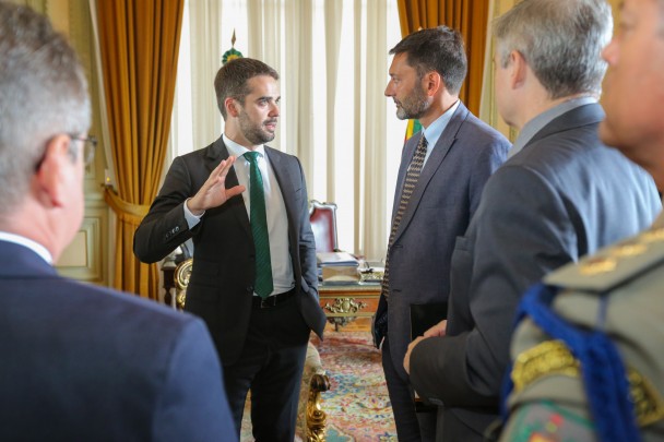 PORTO ALEGRE, RS, BRASIL, 18/03/2019 - O governador Eduardo Leite recebeu, na manhã desta segunda-feira (18) em seu gabinete no Palácio Piratini, a visita do Embaixador do Reino Unido no Brasil, Vijay Rangarajan.