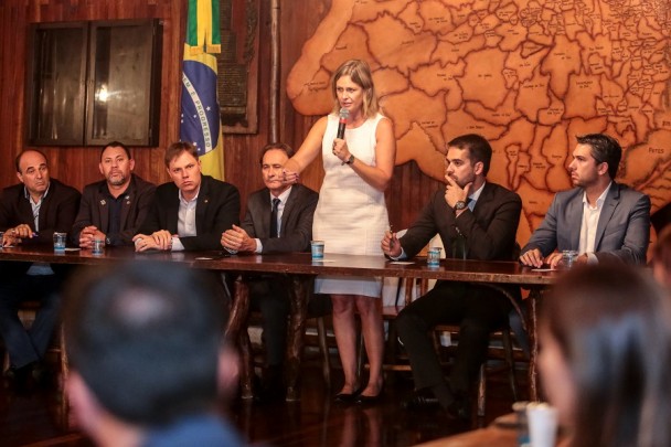 PORTO ALEGRE, RS, BRASIL, 18/03/2019 - Governador Eduardo Leite recebe comitiva do movimento Juntos pela Duplicação da BR-116. Foto: Gustavo Mansur / Palácio Piratini