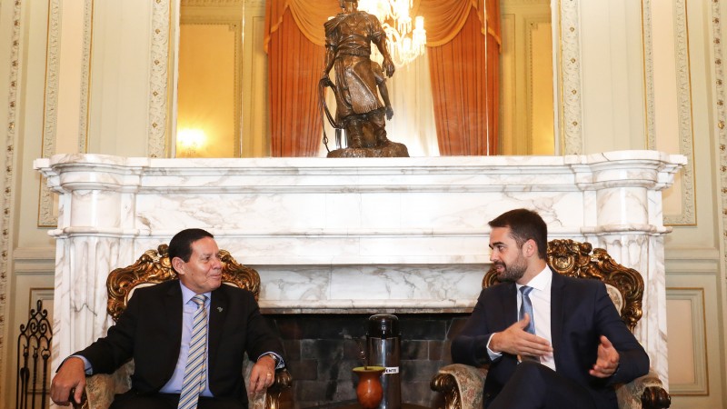 PORTO ALEGRE, RS, BRASIL, 22/03/2019 - Governador Eduardo Leite em reunião com o presidente da República em exercício General Hamilton Mourão. Fotos: Itamar Aguiar / Palácio Piratini