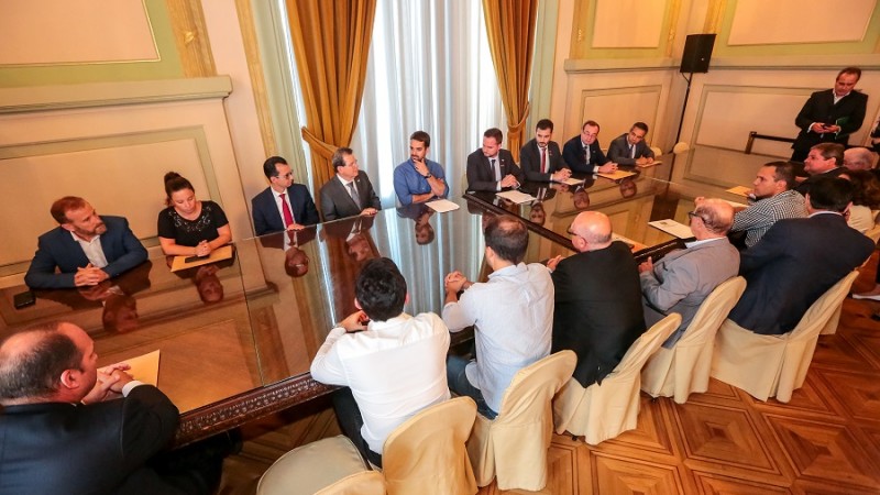 PORTO ALEGRE, RS, BRASIL, 02/04/2019 -Governador Eduardo Leite recebe deputados e representantes de entidades empresariais para discutir o modelo de substituição tributária no RS. Fotos: Gustavo Mansur / Palácio Piratini