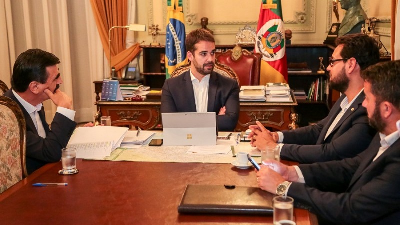 PORTO ALEGRE, RS, BRASIL, 04/04/2019 - Governador Eduardo Leite em reunião com secretário de Desenvolvimento Econômico e Turismo Ruy Irigaray.  Fotos: Gustavo Mansur / Palácio Piratini