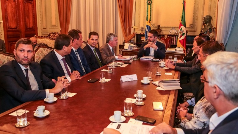PORTO ALEGRE, RS, BRASIL, 15/04/2019 - Governador Eduardo Leite em reunião com o presidente do Consórcio Cais Mauá do Brasil, Eduardo Luzardo. Fotos: Gustavo Mansur / Palácio Piratini