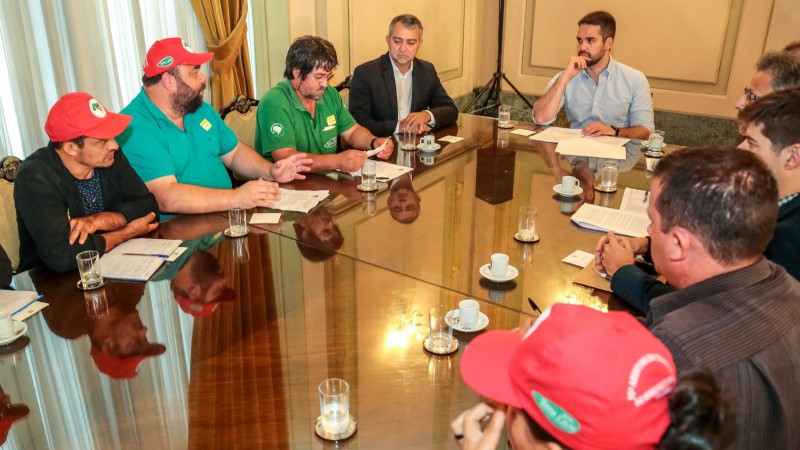 PORTO ALEGRE, RS, BRASIL, 15/04/2019 - Governador Eduardo Leite em reunião com o deputado Edegar Pretto e comissão do MST. Fotos: Gustavo Mansur / Palácio Piratini