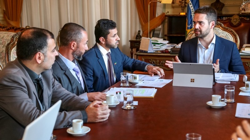 PORTO ALEGRE, RS, BRASIL, 17/04/2019 - Governador Eduardo Leite em reunião com encarregado de negócios da Embaixada dos Emirados Árabes Unidos em Brasília, Abdelrahman Almaazmi. Fotos: Gustavo Mansur / Palácio Piratini