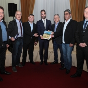 PORTO ALEGRE, RS, BRASIL, 25/03/2019 - O governador Eduardo Leite recebeu, na tarde desta quarta-feira (25), no Salão Negrinho do Pastoreio do Palácio Piratini, comitivas compostas por prefeitos, soberanas, empresários, entre outros representantes de dife