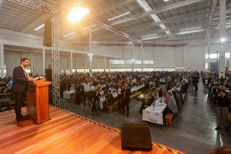 Governador Eduardo Leite anuncia revisão de substituição tributária do vinho