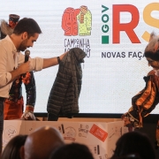 Leite fez a primeira doação: “este casaco esteve comigo em momentos importantes, agora fará parte da história de outra pessoa”