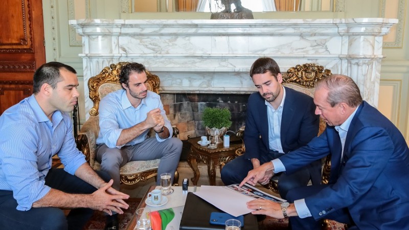 PORTO ALEGRE, RS, BRASIL, 20/05/2019 - Governador Eduardo Leite em reunião com coordenadores do Instituto Cultural Floresta e Sr Jonathan Hage da Charter Schools. Foto: Gustavo Mansur / Palácio Piratini