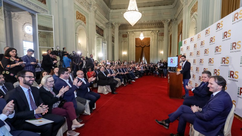 PORTO ALEGRE, RS, BRASIL, 17/06/2019 - O governador Eduardo Leite lanÃ§ou, nesta segunda-feira (17/6), um pacote de investimentos em estradas, com recursos disponibilizados pelo Estado e pelo Banco Nacional de Desenvolvimento EconÃ´mico e Social (BNDES).