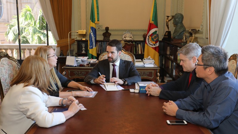 PORTO ALEGRE, RS, BRASIL, 19/06/2019 - PORTO ALEGRE, RS, BRASIL, 19/06/2019 - O governador Eduardo Leite recebeu nesta quarta-feira (19/6), no Palácio Piratini, David Chen, representante da província chinesa de Hubei. 