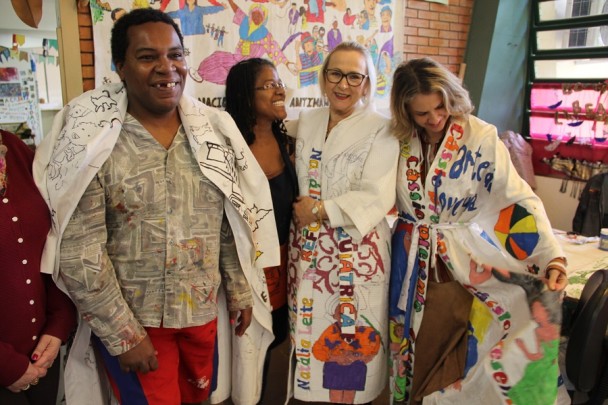 Arita e Leany e pacientes no Hospital Psiquiátrico São Pedro