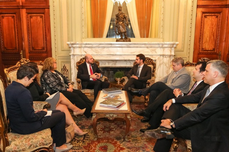 PORTO ALEGRE, RS, BRASIL, 25/06/2019 - Governador Eduardo Leite recebe Visita do Encarregado de Negócios da Embaixada Americana, Sr William Popp e da cônsul Julia Harlan. Fotos: Gustavo Mansur / Palácio Piratini