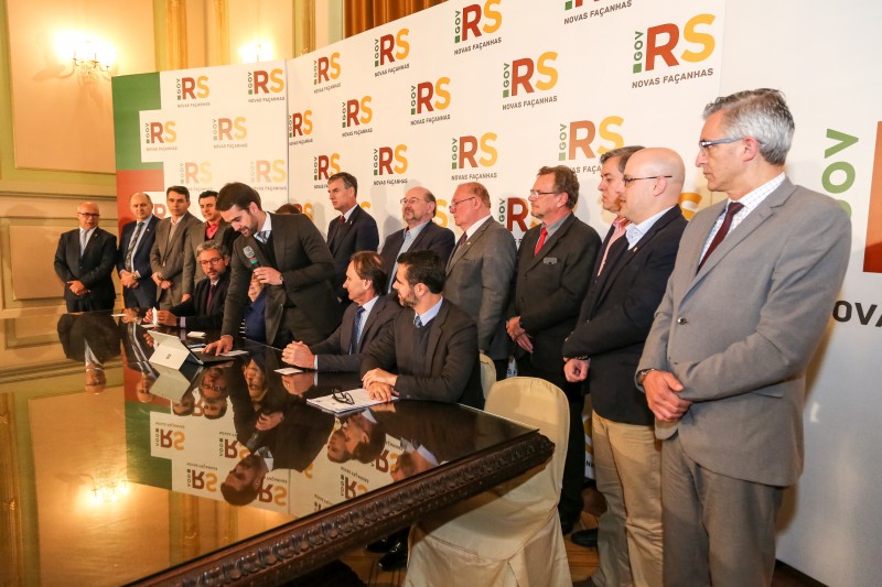 Governador assina medidas que vão ampliar oferta de rotas de voos comerciais no RS