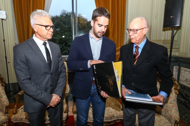 PORTO ALEGRE, RS, BRASIL, 24/07/2019. O governador Eduardo Leite dedicou parte da tarde desta quarta-feira (24/7) para receber, no Salão Negrinho do Pastoreio, do Palácio Piratini, comitivas de diferentes regiões do Estado. Algumas delas, lideradas por pr