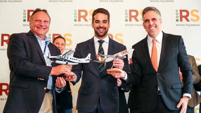 PORTO ALEGRE, RS, BRASIL, 25.07.2019 - O governador Eduardo Leite, o presidente da Gol Linhas Aéreas, Paulo Kakinoff, o presidente da Two Flex, Rui Aquino, e o presidente da Frente Parlamentar da Aviação Civil Regional na Assembleia, deputado Frederico An
