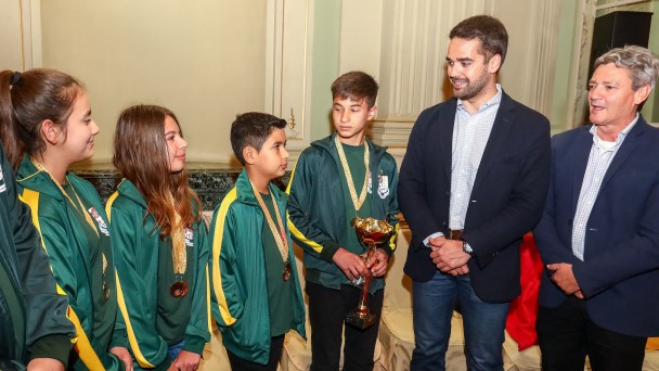 PORTO ALEGRE, RS, BRASIL, 24/07/2019. O governador Eduardo Leite dedicou parte da tarde desta quarta-feira (24/7) para receber, no Salão Negrinho do Pastoreio, do Palácio Piratini, comitivas de diferentes regiões do Estado. Algumas delas, lideradas por pr