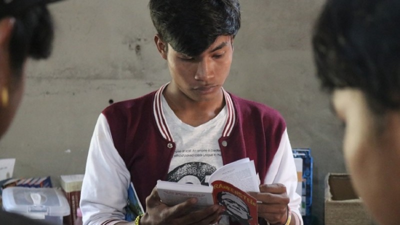 livros doados escola indígena Viamão