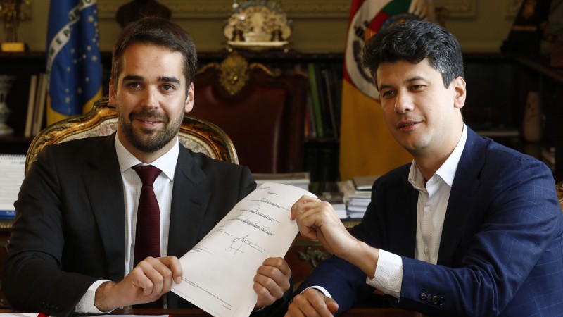 PORTO ALEGRE, RS,  BRASIL, 16.08.2019. O governador Eduardo Leite, o secretário do Meio Ambiente e Infraestrutura, Artur Lemos, e o presidente do Banco Nacional de Desenvolvimento Econômico e Social (BNDES), Gustavo Montezano, assinaram, na tarde desta se