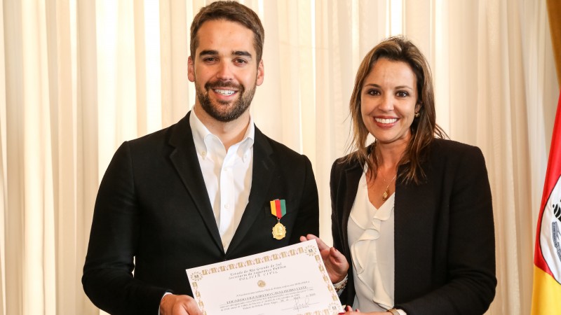 PORTO ALEGRE, RS, BRASIL, 03/09/2019 - Governador recebe a Medalha Tiradentes, entregue pela chefe de Polícia, delegada Nadine Anflor. Fotos: Gustavo Mansur/ Palácio Piratini