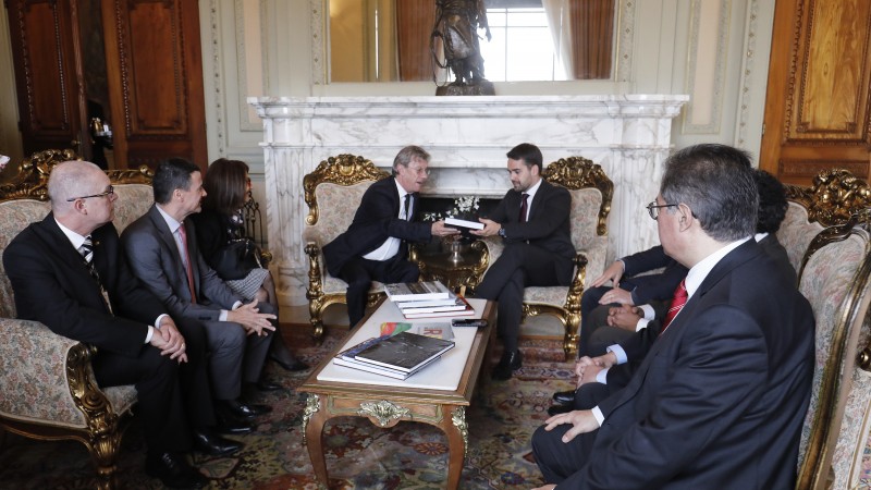 PORTO ALGRE, RS, BRASIL, 18.09.2019. O governador 
Eduardo Leite, recebe o presidente TCE, Iradir Pietroski, para entrega do Relat&oacute;rio do Parecer Pr&eacute;vio das Contas do Governador, exerc&iacute;cio 2017, na manh&atilde; desta quarta-feira (18/09). Foto: Itamar Aguiar/Pa