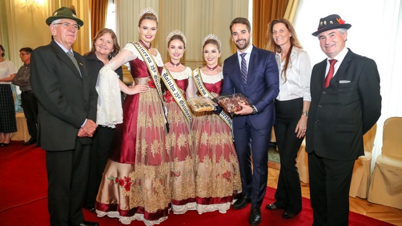 PORTO ALEGRE, RS, BRASIL, 02/10/2019 - Governandor recebe convite da comitiva do município de Santa Cruz para 35ª Oktoberfest
. Fotos: Gustavo Mansur/ Palácio Piratini