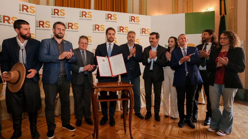 PORTO ALEGRE, RS, BRASIL, 09/10/2019 -   Governador Eduardo Leite sancionou, nesta quarta-feira (9/10), lei que garante a conclusão do ano letivo dos alunos da rede pública estadual até o final de 2020. Fotos: Felipe Dalla Valle/Palácio Piratini