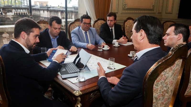 PORTO ALEGRE, RS, BRASIL, 04/11/2019 - O governador Eduardo Leite decidiu, em reunião com o chefe da Casa Civil, Otomar Vivian, com o secretário de Meio Ambiente e Infraestrutura, Artur Lemos, e o procurador-geral do Estado, Eduardo Cunha da Costa, nesta 