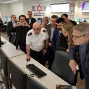 Primeira parada do grupo gaúcho em Israel foi no MDA, que concentra as chamadas de emergência do país