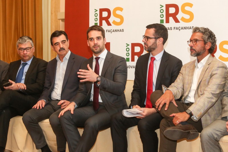PORTO ALEGRE, RS, BRASIL, 19/11/2019 - Governador Eduardo Leite anunciou, na tarde desta terça-feira (19/11), a criação de Regime Optativo da ST para 2020 e alterou calendário de obrigatoriedade do ajuste. Deputados foram convidados e receberam a notícia