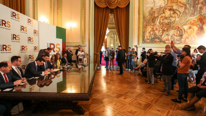 PORTO ALEGRE, RS, BRASIL, 19/11/2019 - Governador Eduardo Leite sancionou, na tarde desta quarta-feira (20/11), cinco leis de deputados estaduais. Fotos: Felipe Dalla Valle/ Pal&aacute;cio Piratini