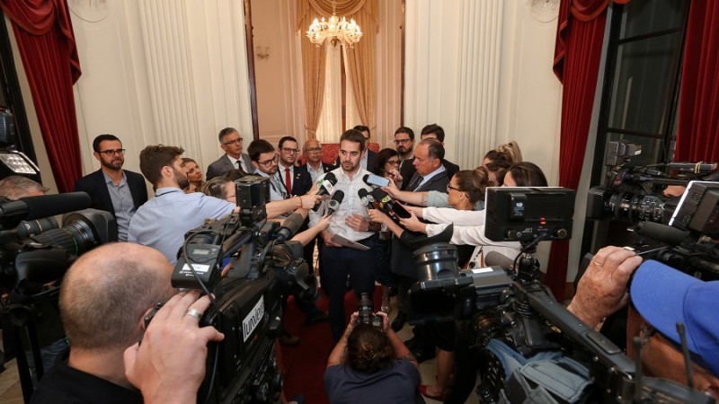 PORTO ALEGRE, RS, BRASIL, 17/12/2019 - O governador Eduardo Leite concedeu, na tarde desta terça-feira (17/12), no Palácio Piratini, entrevista à imprensa sobre a votação dos projetos da Reforma RS na Assembleia Legislativa. Fotos: Felipe Dalla Valle/ Pal