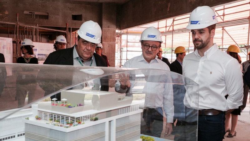 PORTO ALEGRE, RS, BRASIL, 20/12/2019 - A seis meses da conclusão da ampliação do Instituto do Cérebro – InsCer, intitulada Fase II, dentro do centro de saúde da PUCRS, em Porto Alegre, o governador Eduardo Leite fez uma visita às obras na manhã desta sext