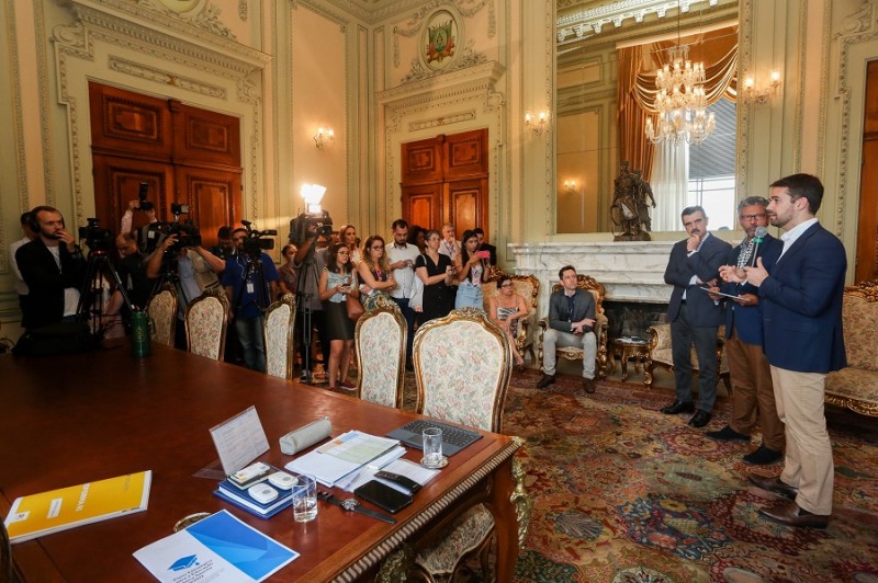 PORTO ALEGRE, RS, BRASIL, 15/01/2020 - O governador Eduardo Leite reuniu a imprensa, na manhã desta quarta-feira (15/1), no Palácio Piratini, para apresentar a tabela com a nova proposta do plano de carreira dos servidores do Magistério. Fotos: Felipe Da