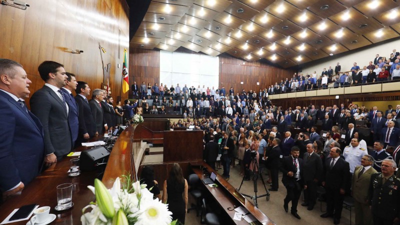 PORTO ALEGRE, RS, BRASIL, 3/1/2020. O governador Eduardo Leite acompanhou, na manhã desta segunda-feira (3/2), a posse do novo presidente da Assembleia Legislativa, deputado Ernani Polo. O parlamentar assume o cargo no lugar do deputado Luís Augusto Lara.
