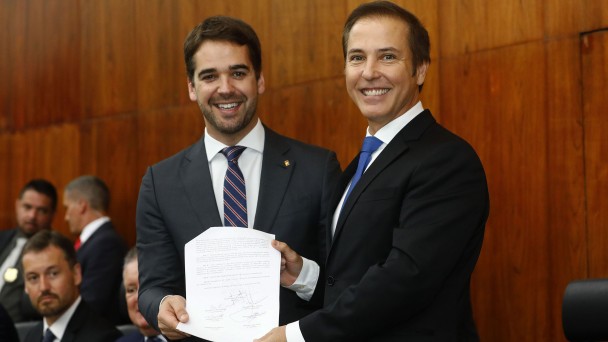 PORTO ALEGRE, RS, BRASIL, 3/1/2020. O governador Eduardo Leite acompanhou, na manhã desta segunda-feira (3/2), a posse do novo presidente da Assembleia Legislativa, deputado Ernani Polo. O parlamentar assume o cargo no lugar do deputado Luís Augusto Lara.