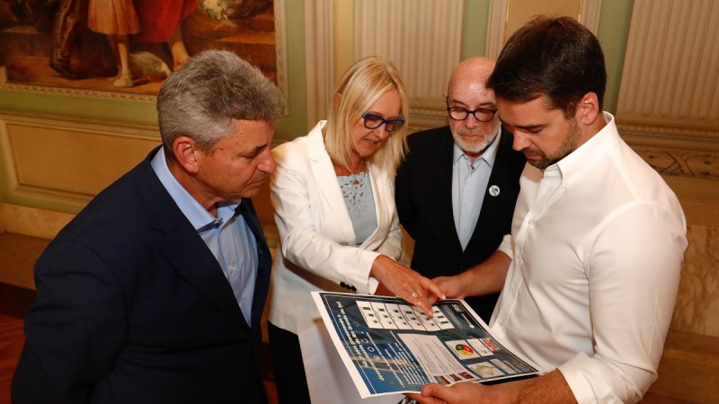 PORTO ALEGRE, RS, BRASIL, 26/2/2020. Governador Eduardo Leite recebe comitiva de Uruguaiana 
Entrega de convite do Carnaval de Uruguaiana, na tarde desta sexta-feira (26/2).FOTO: Itamar Aguiar/Palácio Piratini.