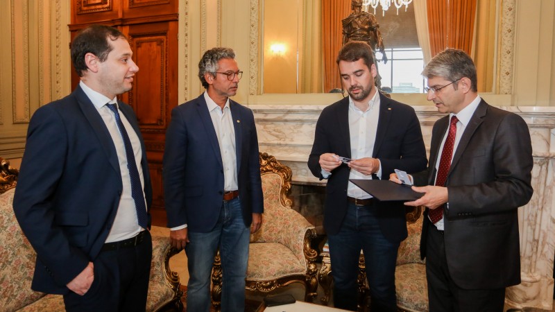 PORTO ALEGRE, RS, BRASIL, 14/04/2020 - O governador Eduardo Leite realizou a entrega, nesta ter&ccedil;a-feira (14/4), do Balan&ccedil;o Geral do Estado, referente ao exerc&iacute;cio de 2019, com a presen&ccedil;a do deputado l&iacute;der de governo Frederico Antunes e do contador e audit