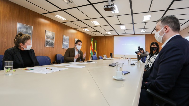 PORTO ALEGRE, RS, BRASIL, 09/06/2020 - O governador Eduardo Leite e a secret&aacute;ria de Trabalho e Assist&ecirc;ncia Social, Regina Becker, fizeram a assinatura dos dois primeiros termos de compromisso com o Grupo Randon e a empresa Plasbil, que destinaram recursos