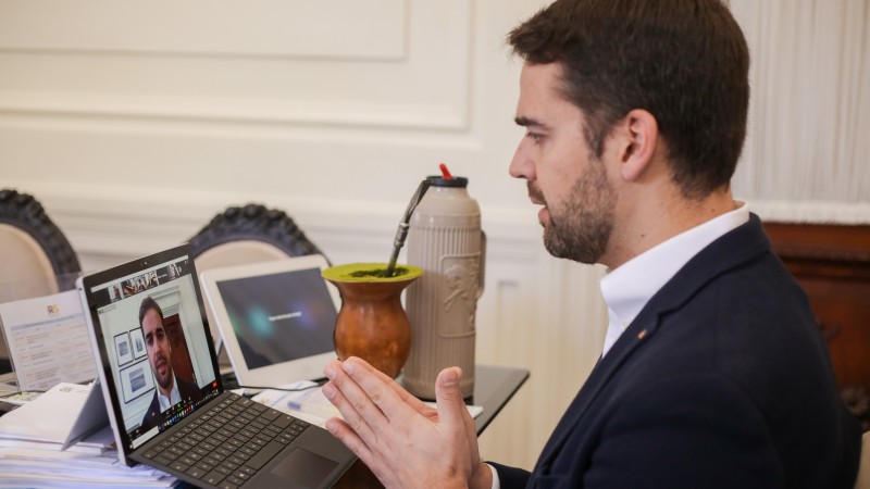 PORTO ALEGRE, RS, BRASIL, 17/06/2020 - O governador Eduardo Leite participou, por videoconfer&ecirc;ncia, durante a manh&atilde; desta quarta-feira (17/6), da abertura das atividades da Comiss&atilde;o Externa de Combate &agrave; Covid-19 da C&acirc;mara de Deputados. Fotos: Felipe Dalla