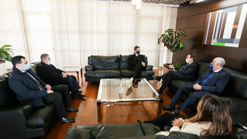 PORTO ALEGRE, RS, BRASIL, 01/07/2020 - Para apresentar o projeto de lei complementar que institu&iacute; o Benef&iacute;cio Especial da Previd&ecirc;ncia, o governador Eduardo Leite se encontrou, na tarde desta quarta-feira (1&ordm;/7), com o presidente do Tribunal de Justi&ccedil;a, de