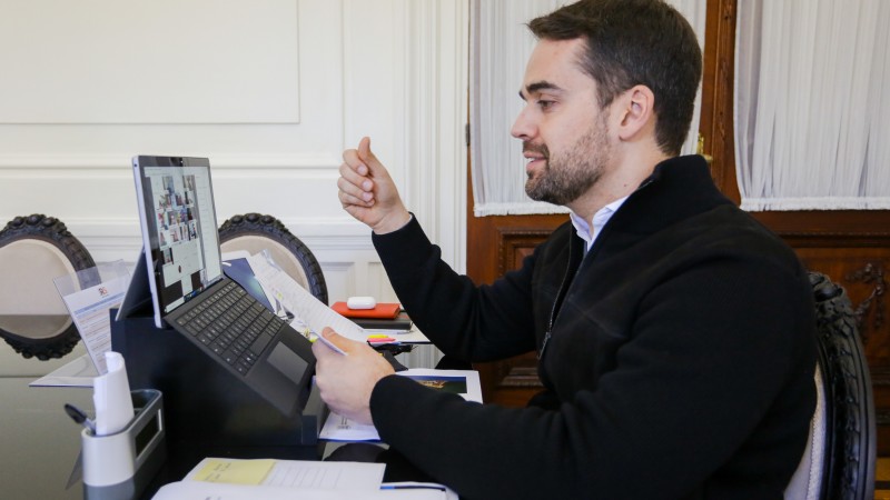 PORTO ALEGRE, RS, BRASIL, 15/07/2020 - O governador Eduardo Leite participou, nesta quarta-feira (15/7), por videoconfer&ecirc;ncia, do an&uacute;ncio de a&ccedil;&otilde;es e recursos do Plano de Enfrentamento &agrave; Estiagem.  Fotos: Felipe Dalla Valle/Pal&aacute;cio Piratini