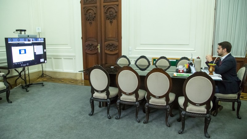 PORTO ALEGRE, RS, BRASIL, 11.08.2020 - Reuni&atilde;o com a presid&ecirc;ncia da Famurs e 27 presidentes de associa&ccedil;&otilde;es - por videoconfer&ecirc;ncia. Foto: Gustavo Mansur/ Pal&aacute;cio Piratini