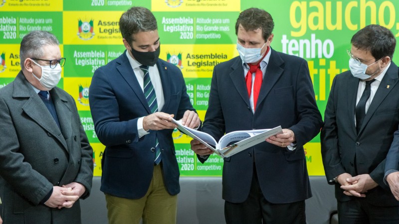 PORTO ALEGRE, RS, BRASIL, 15.09.2020 - Governador vai até a Assembleia Legislativa fazer a entrega da Lei Orçamentária Anual (LOA). Foto: Gustavo Mansur/ Palácio Piratini