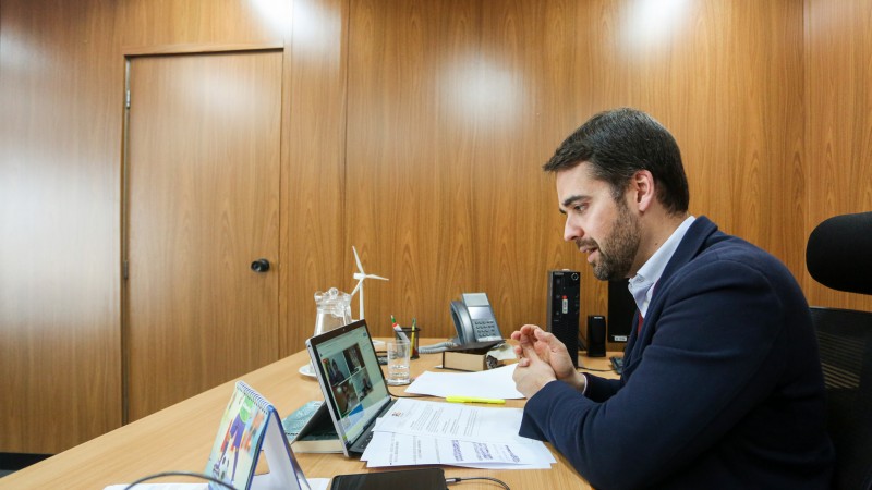 PORTO ALEGRE, RS, BRASIL, 22/09/2020 - O governador Eduardo Leite participou, nesta ter&ccedil;a-feira (22/9), de ato de assinatura de termo de coopera&ccedil;&atilde;o entre a Secretaria do Trabalho e Assist&ecirc;ncia Social (STAS) e o Banco Regional de Desenvolvimento do Extremo