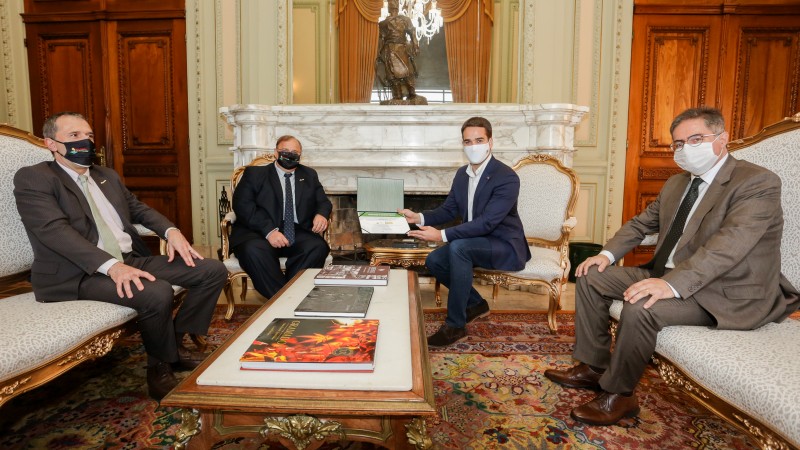 PORTO ALEGRE, RS, BRASIL, 12/11/2020 - O governador Eduardo Leite foi agraciado, na tarde desta quinta-feira (12/11), com o certificado de reconhecimento e de agradecimento por parte do Sindicato das Empresas de Servi&ccedil;os Cont&aacute;beis e das Empresas de Assess