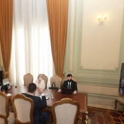 Governador Leite e integrantes do governo em reunião por videoconferência com prefeitos e diretoria da Famurs