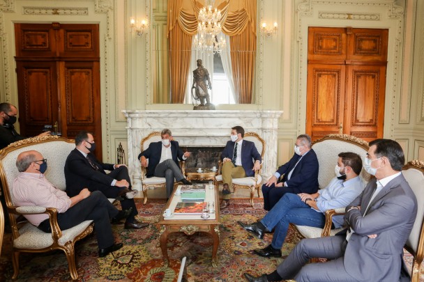 PORTO ALEGRE, RS, BRASIL, 1°/12/2020 - O governador Eduardo Leite recebeu, no final da manhã desta terça-feira (1º/12), em seu gabinete no Palácio Piratini, o prefeito eleito de Porto Alegre, Sebastião Melo. Fotos: Felipe Dalla Valle/Palácio Piratini
