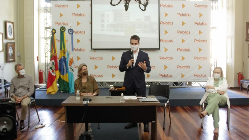 10.12.2020 Prefeita Paula Mascarenhas e Governador assinam termo repasse dos recursos para o novo hospital