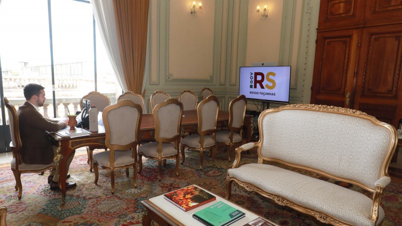 PORTO ALEGRE, RS, BRASIL, 15/12/2020. Governador Eduardo Leite participa da apresenta&ccedil;&atilde;o do plano de trabalho para a PPP de complexos penais do RS e de SC em parceria com o BNDES. Foto:  Itamar Aguiar/Pal&aacute;cio Piratini